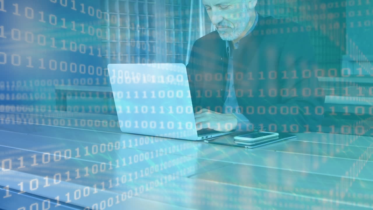 procesamiento de datos de codificación binaria contra un hombre mayor caucásico que usa una computadora portátil en la oficina