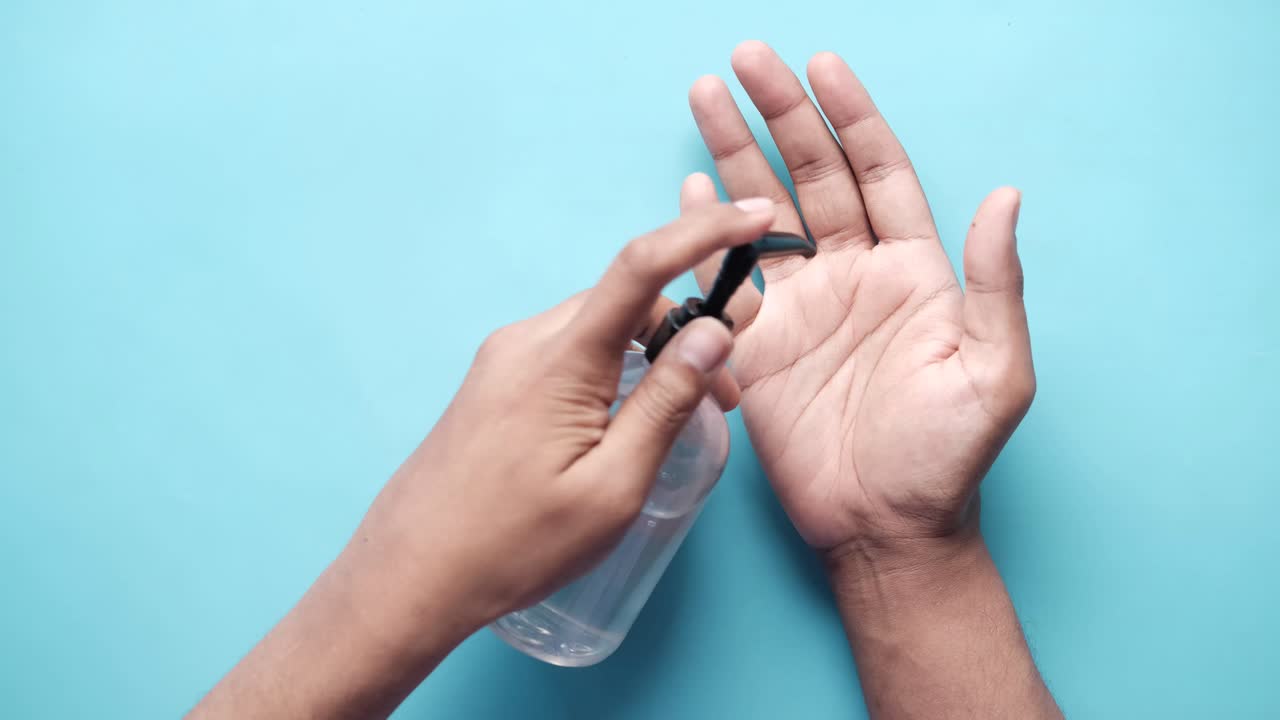 손 소독제를 적용하는 것