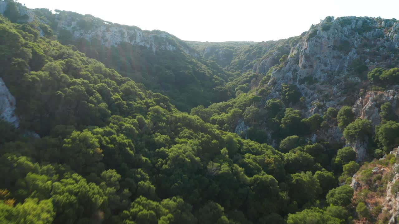 Veloce volo di drone attraverso la gola nelle montagne avatar a Kythira, Grecia