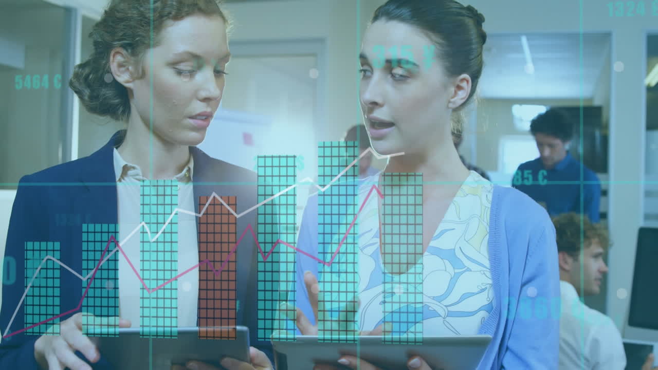 animación del procesamiento de datos estadísticos contra dos mujeres de negocios diversas discutiendo en la oficina