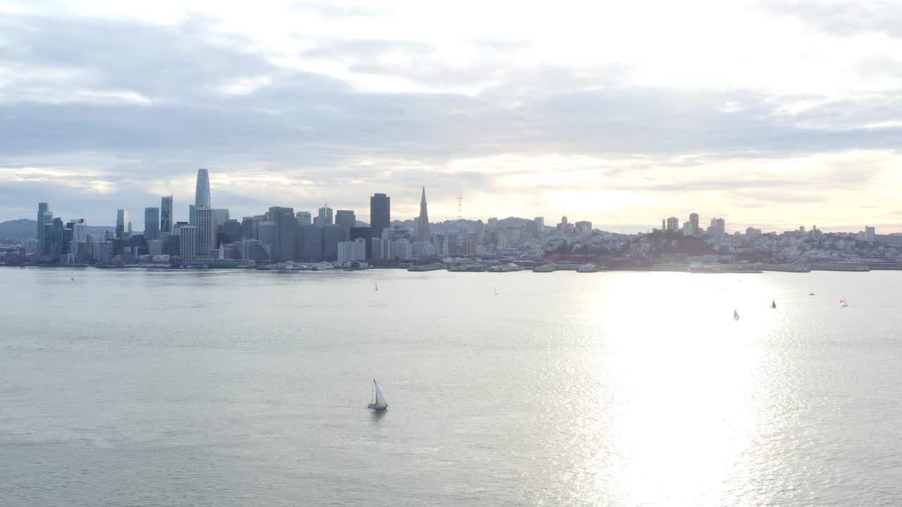 항공: 도시 스카이라인 흐림, 무인 항공기 보기