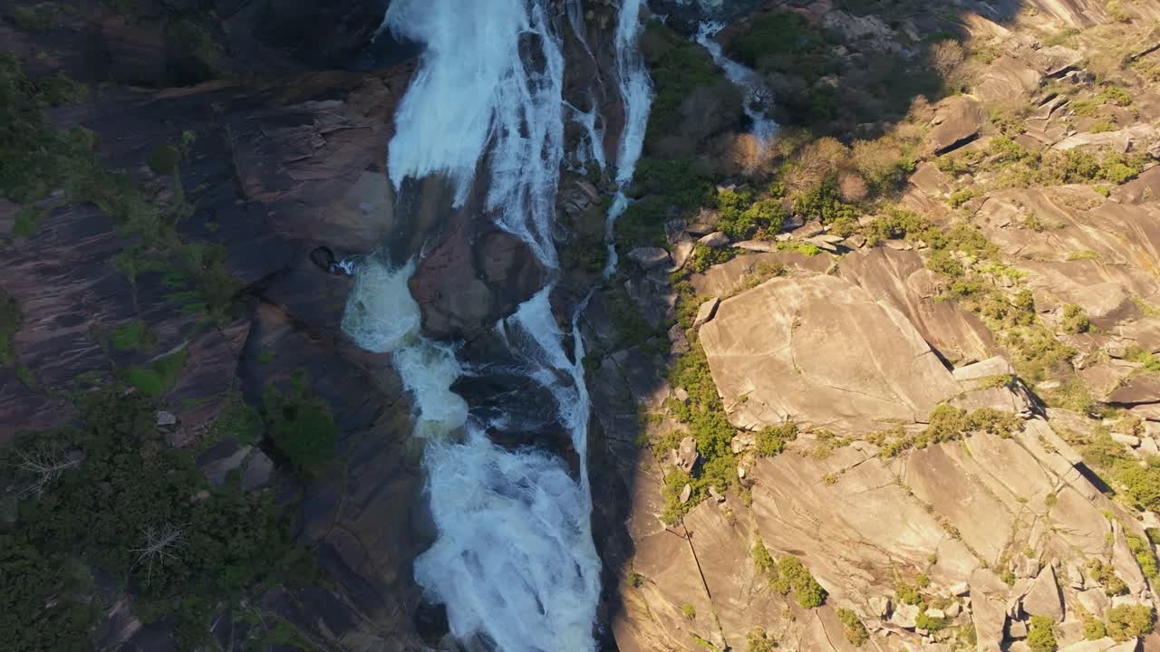 페르벤자 도 에자로 (fervenza do ezaro) - 스페인 덤브리아 (dumbria) 의 바위 지형 을 가로지르는 폭포
