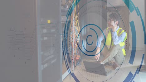 animación del ojo en los círculos de carga, ingeniero masculino asiático pensativo mirando el sistema de servidor de datos