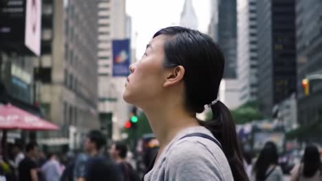 woman looking up in new york city