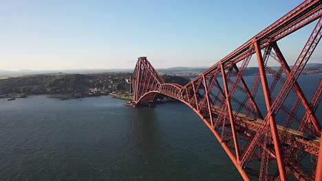 Vista-Aérea-Del-Puente-Forth-Cerca-De-Edimburgo,-Escocia,-Reino-Unido