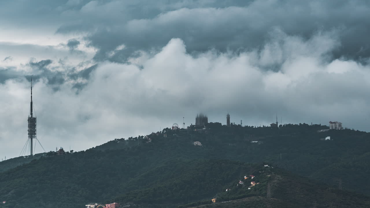 templo del sagrado corazón de jesús timelapse en la montaña del tibidabo en barcelona en nubes, cataluña, españa