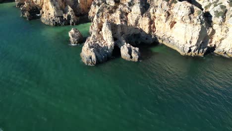 tomada de un avión no tripulado de la costa del algarve