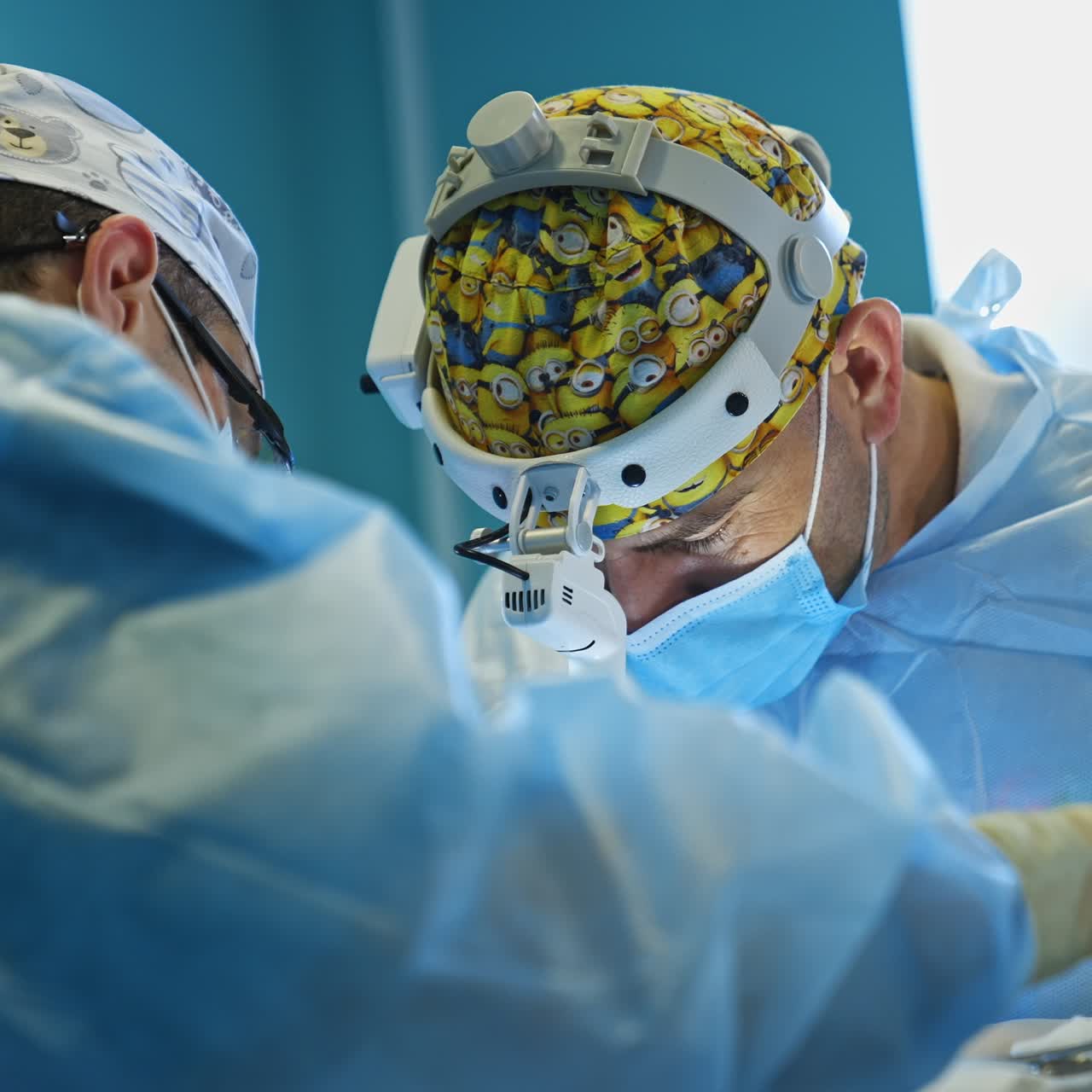 Unos cirujanos profesionales se inclinan sobre el paciente operado. El médico coloca el instrumento y abre la mano esperando la nueva herramienta. La enfermera le pasa unas pinzas