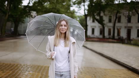 Schöne-Frau-Geht-An-Einem-Regnerischen-Tag-Mit-Einem-Transparenten-Regenschirm-Spazieren