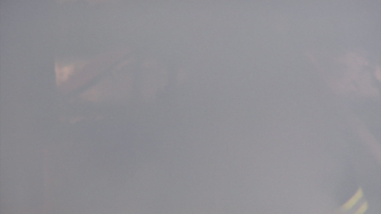 los bomberos dirigen el chorro de agua sobre la casa en llamas