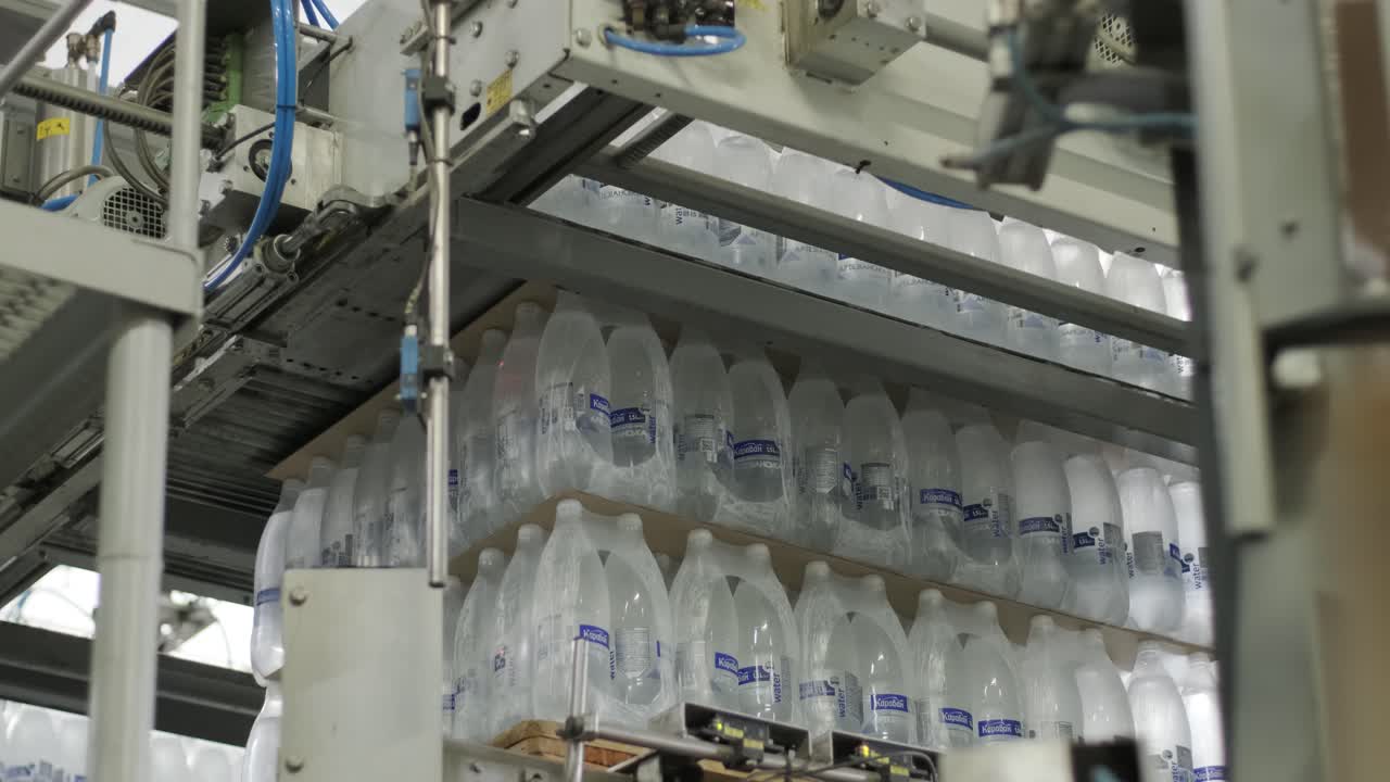 음료 공장에서 포장 라인을 위한 현대적인 스트 및 운송 기계