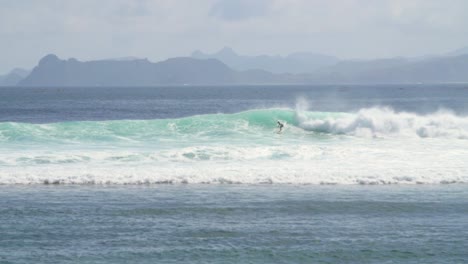 Surfista-frontal-en-agua-azul