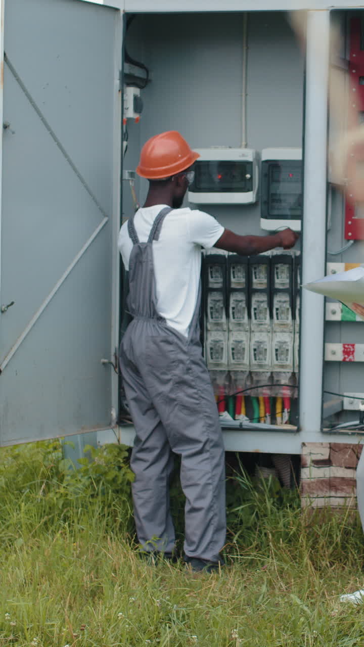 elettricista che lavora sul pannello elettrico