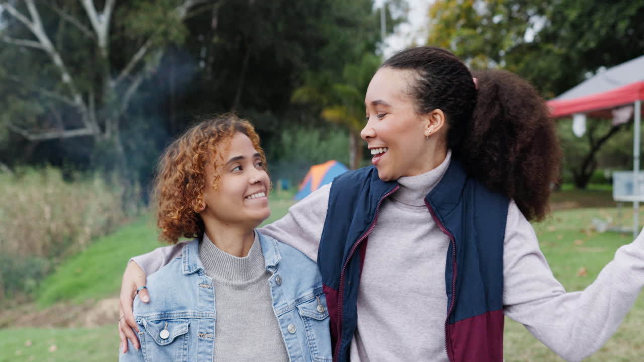 personas felices, abrazos y amigos de campamento caminando