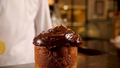 chef decorando un pan de pascua con vidrio de chocolate