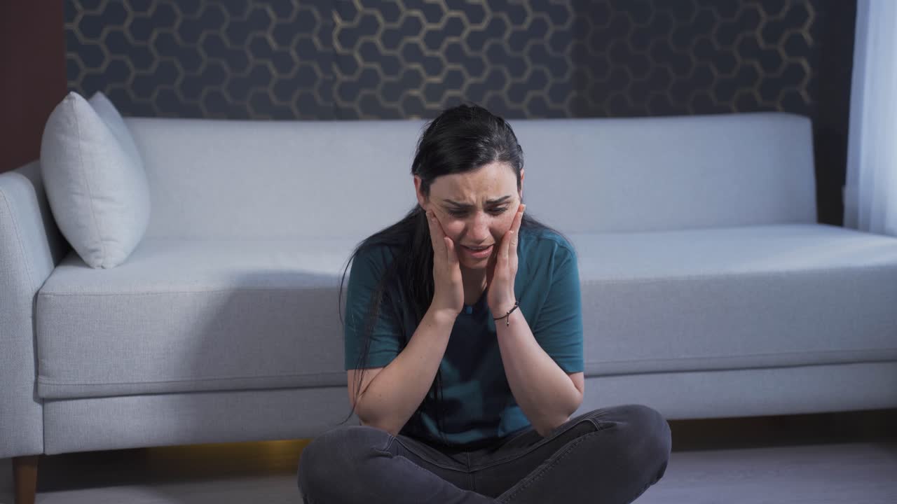 la mujer asustada está junto a la pared. paranoica.
