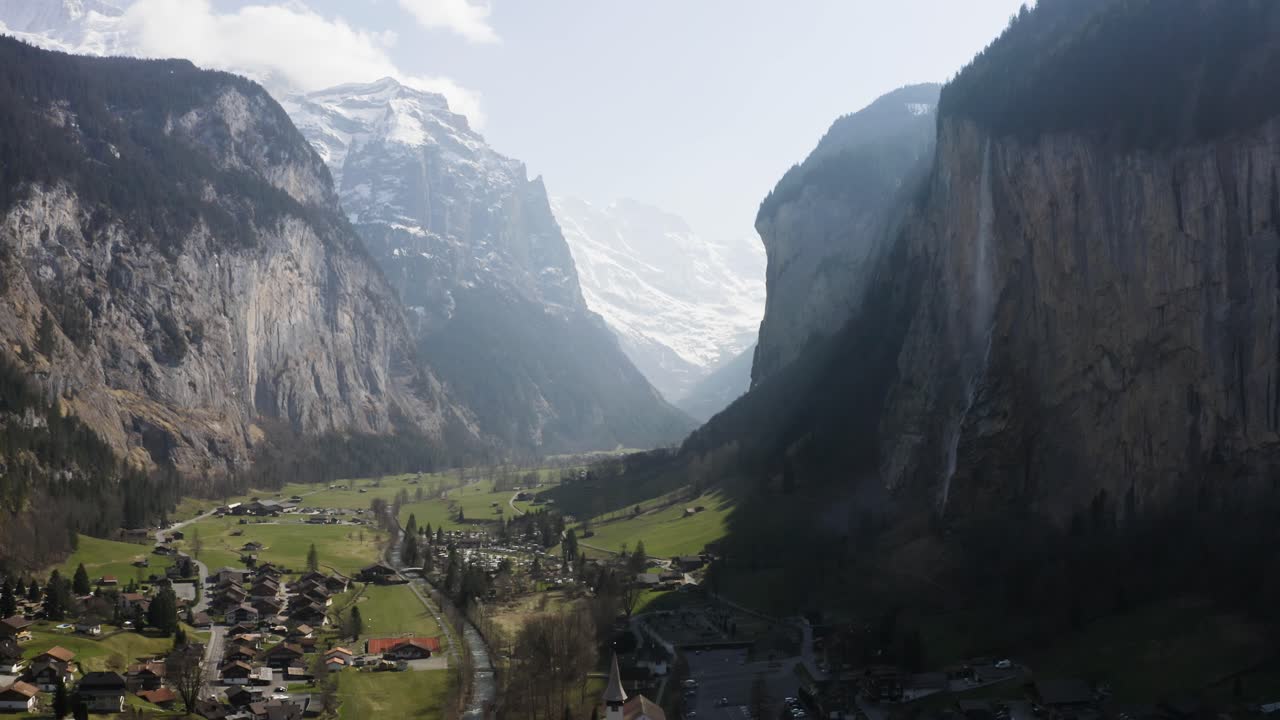 la antena desciende y vuela hacia la ciudad de lauterbrunnen, suiza.