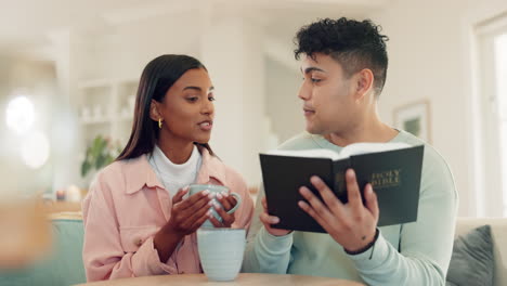 Dios,-Religión-Y-Una-Pareja-Leyendo-La-Biblia