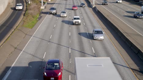 coches circulando en el tráfico de seattle