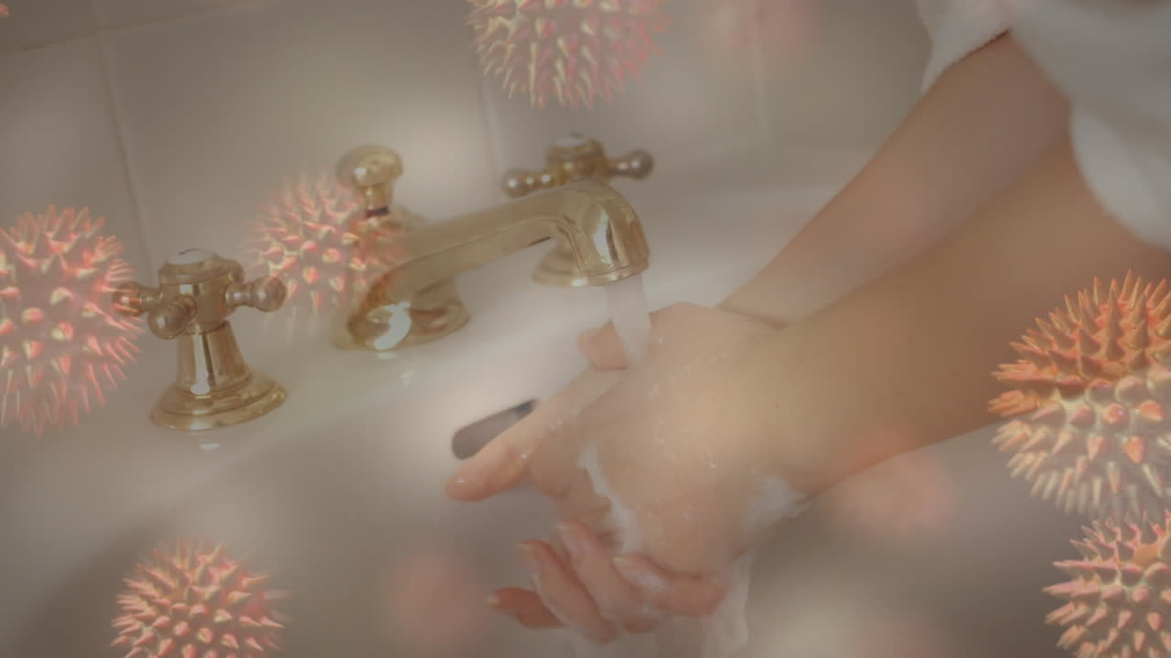 손을  ⁇ 는 여성의 손에 퍼지는 거대 코로나바이러스 코로나19 세포의 애니메이션