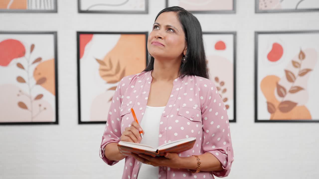 mujer india pensativa escribiendo