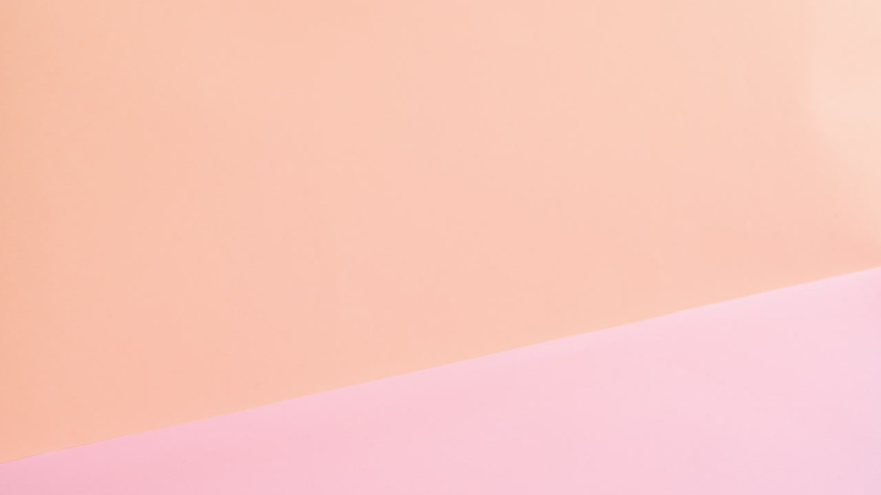 축하와 달한 디저트 컵 케이크와 리본을위한 사랑 풍선이 파스텔 배경에 나타납니다.