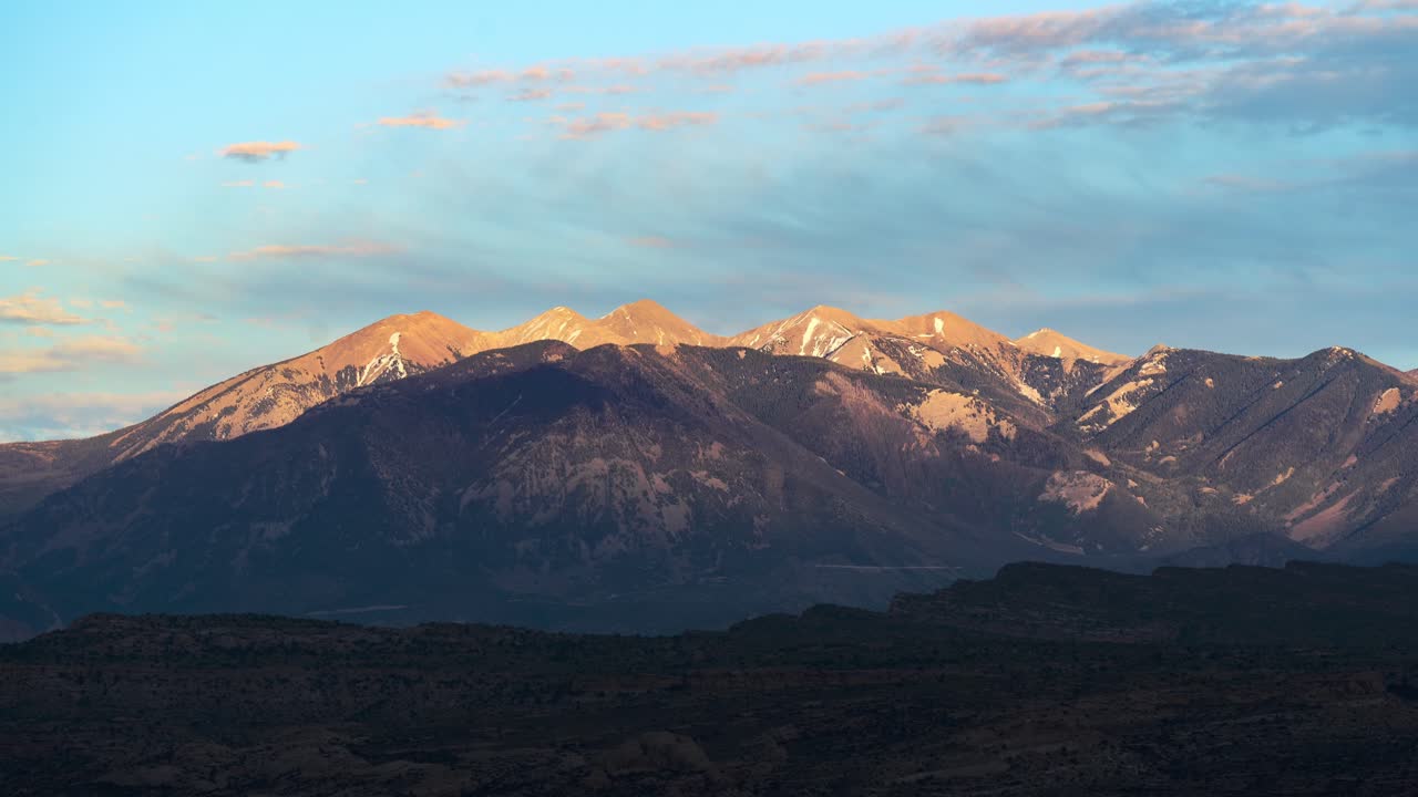 timelapse de la puesta del sol de la cordillera de la sal en utah