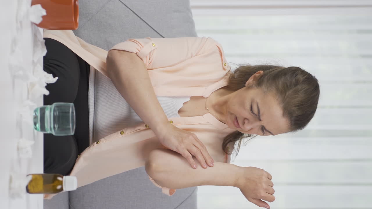video vertical de una mujer enferma con un problema de erupción cutánea.