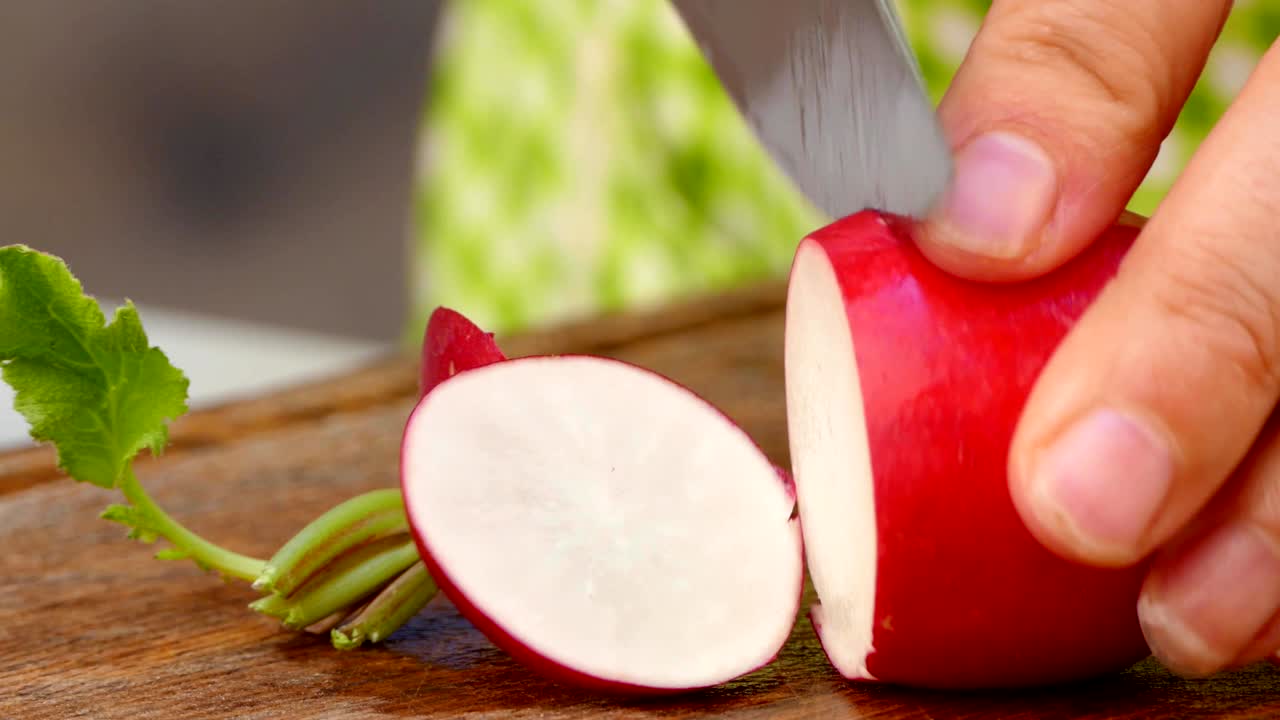 요리사는 라디쉬를 조각으로 잘라니다.