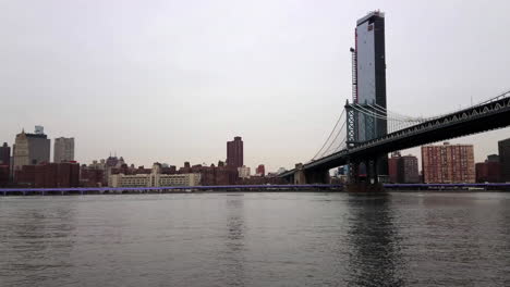 vista del puente de manhattan sobre el río este con tráfico en la distancia 4k