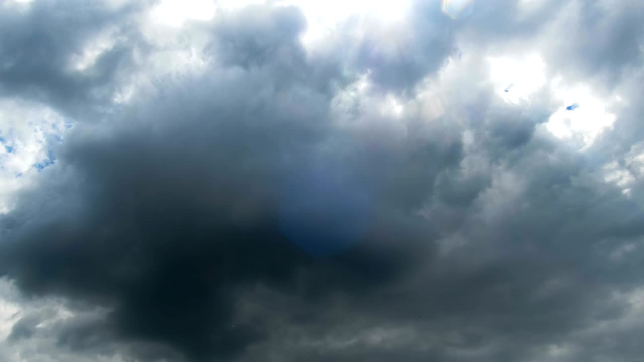 푸른 하늘에서 구름이 움직이고 밝은 태양이 빛나고 있습니다.