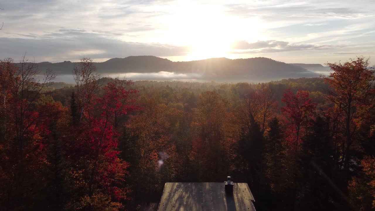 Naturskønt canadisk luftfoto af fantastiske bjerge, skov og sø under solnedgang i Laurentides, Québec, Canada