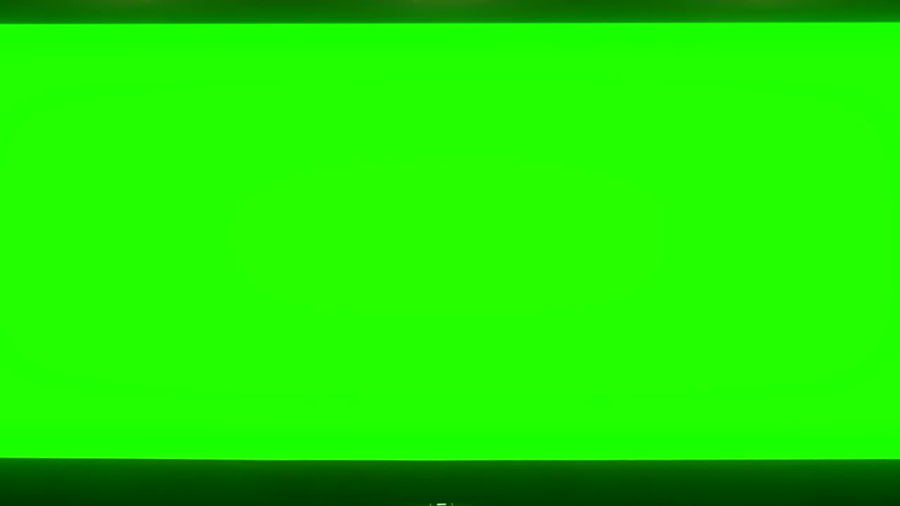 interior del cine de cine con asientos rojos vacíos con copyspace en la pantalla verde clave croma y brillo en el borde, concepto de recreación