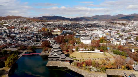 Vista-Aérea-De-Drones-Del-Castillo-De-Matsumoto