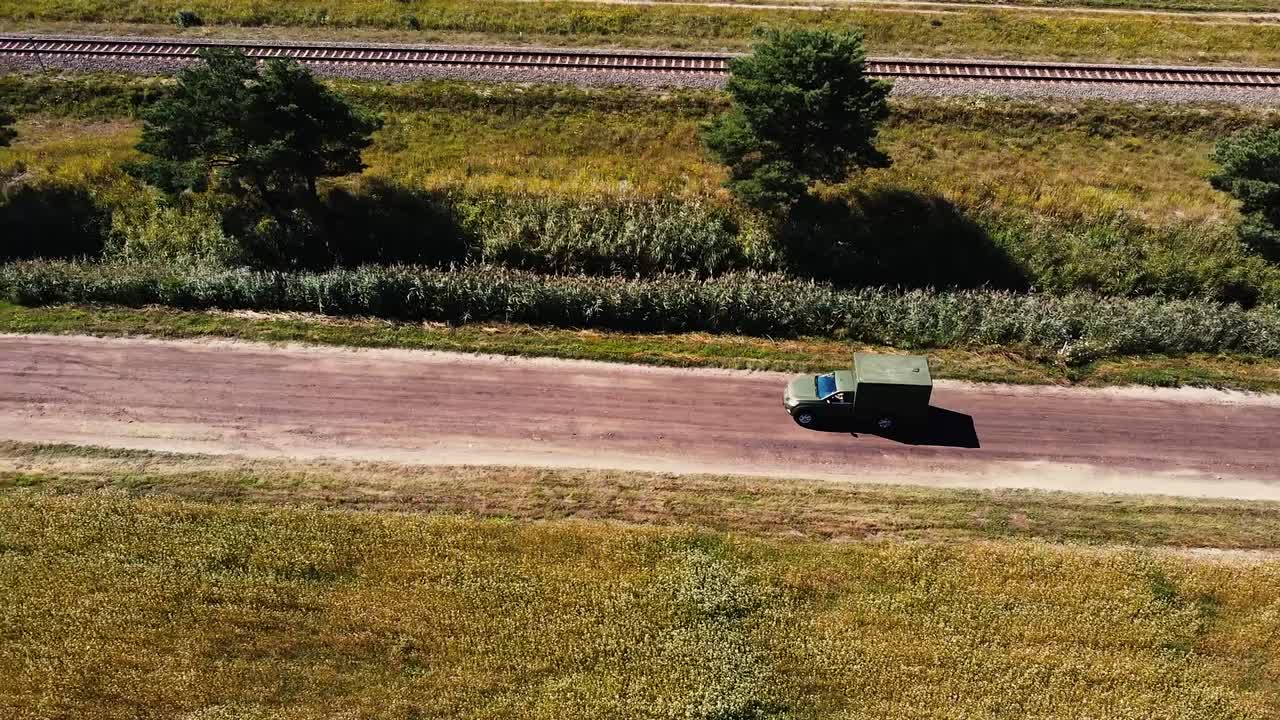 레일 옆 비포장 도로에서 운전하는 우크라이나 구급차