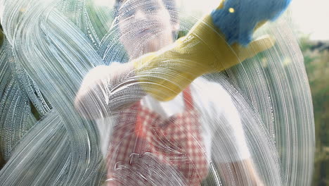 mujer limpiando las ventanas