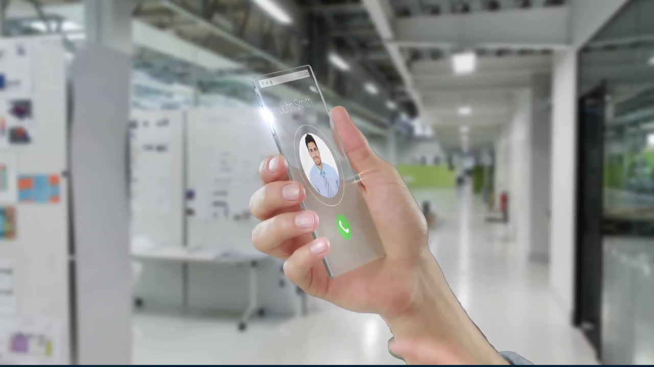 animación de iconos digitales y procesamiento de datos sobre mujer caucásica usando teléfono inteligente