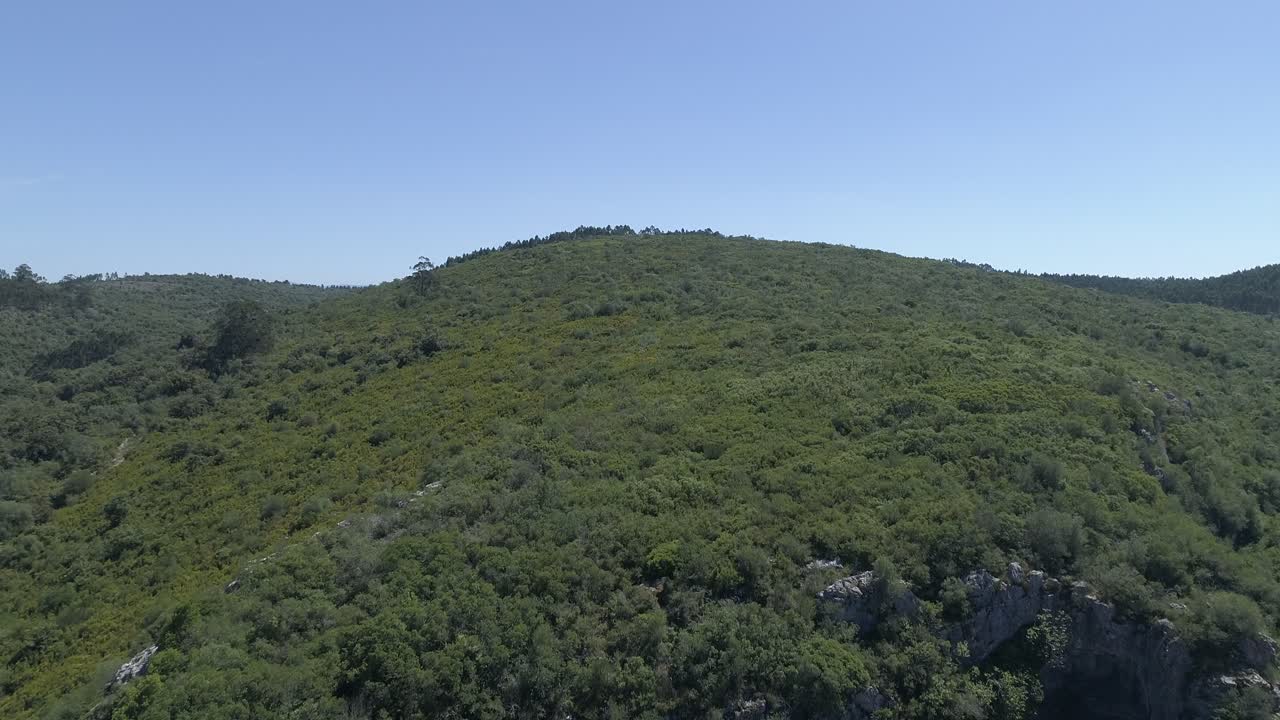 Incredibili catene montuose verdi illuminate dal sole.