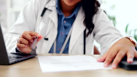 escritura, médico y manos de mujer con papeleo