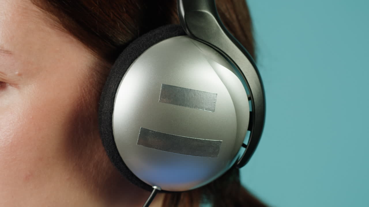 헤드폰을 조정하는 여자