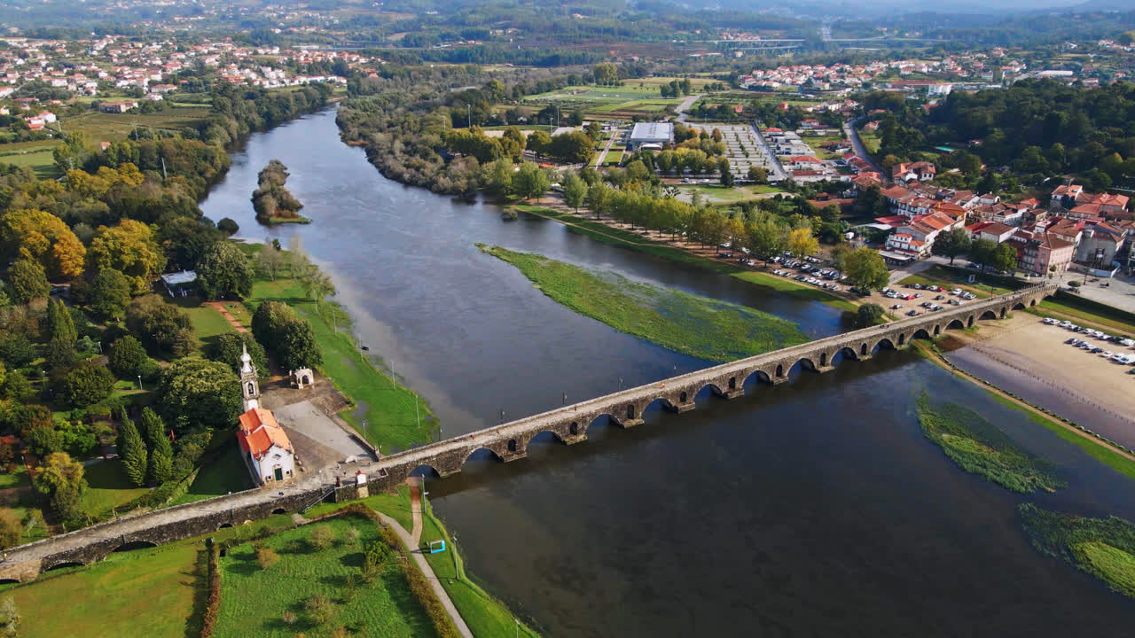 impresionantes imágenes aéreas en 4k de un pueblo - ponte de lima en portugal y su punto de referencia icónico - puente romano de piedra que cruza el río lima