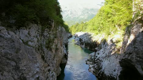 el río soča en eslovenia, parte del parque nacional triglav, tiene un color verde esmeralda y es uno de los ríos más bellos de toda europa