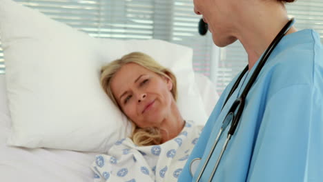 el médico hablando con el paciente y usando la tableta