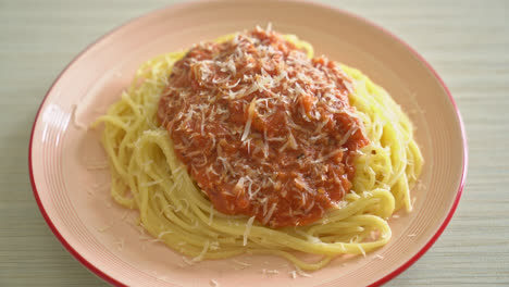 Espaguetis-A-La-Boloñesa-De-Cerdo-Con-Queso-Parmesano---Estilo-De-Comida-Italiana