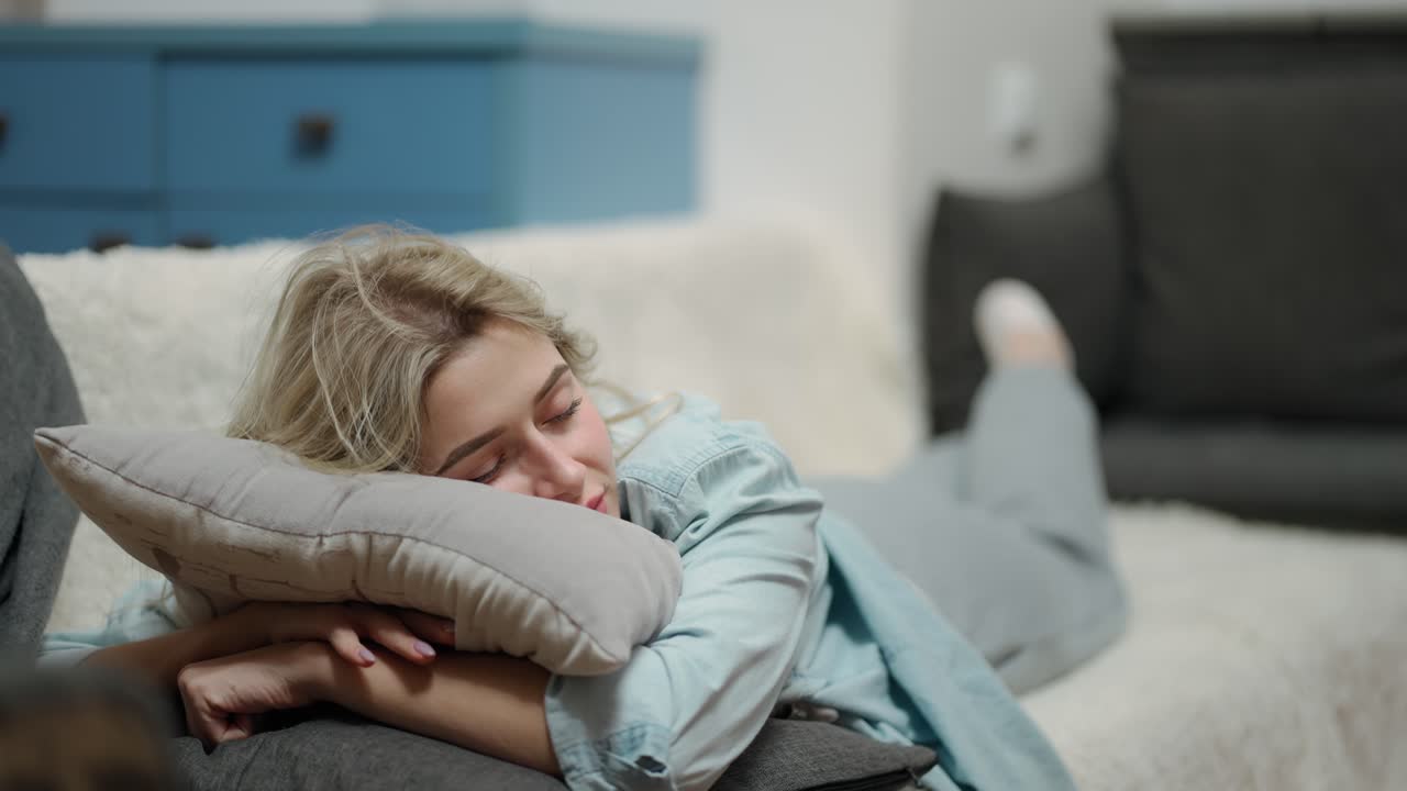 재미있는 소녀는 소파에 떨어지고 동기부여 부족, 피로 또는 우울증 개념을 느 ⁇ 니다.