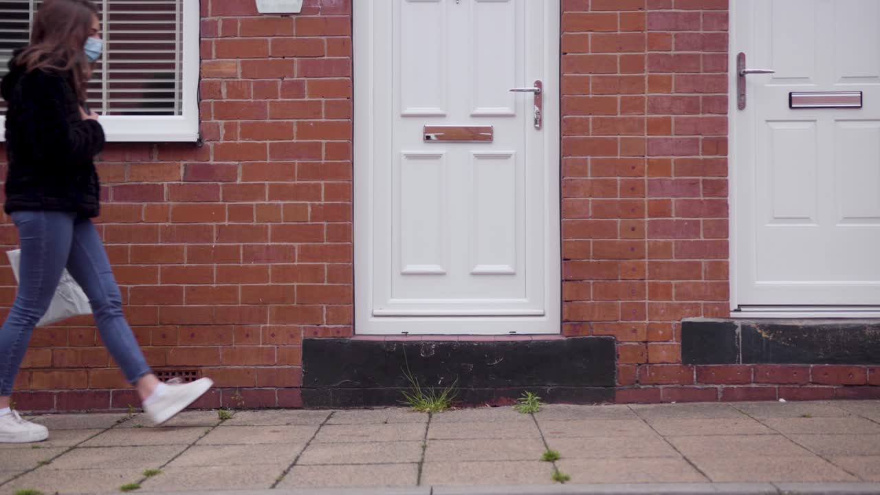 niña deja un paquete de ayuda en la casa de sus abuelos de forma segura | tiro medio