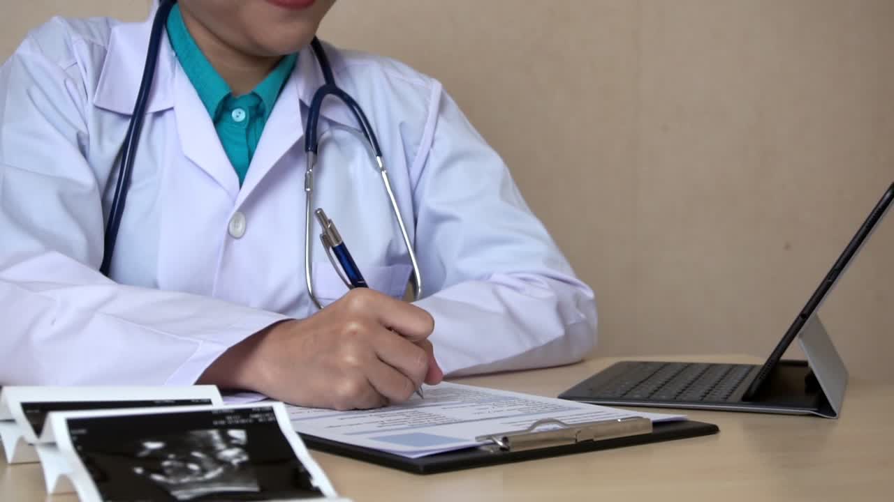 mujer embarazada y médico ginecólogo en el hospital