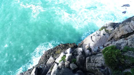 Olas-Del-Océano-Atlántico-Aplastando-Rocas-De-Acantilados-En-Nau-Dos-Corvos-En-Peniche