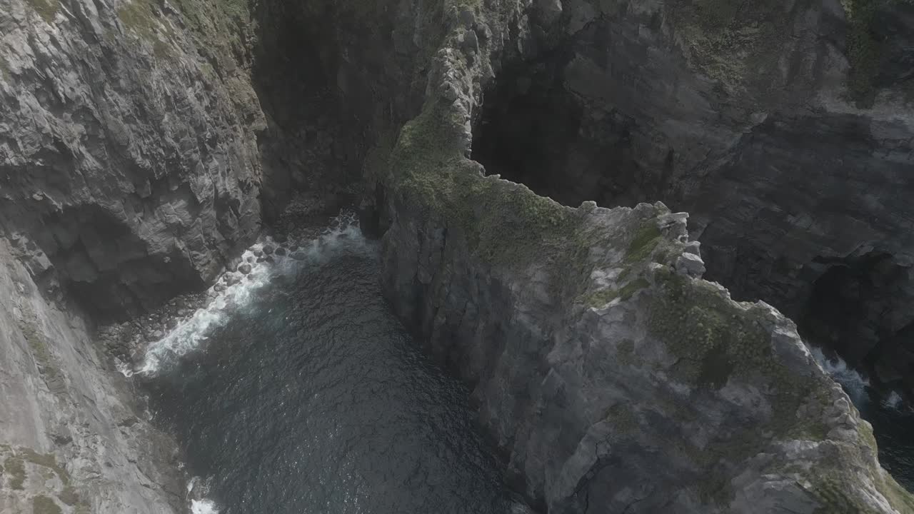 drone volando sobre los altos acantilados de miradouro do cintrao a lo largo de la costa norte de la isla de sao miguel, archipiélago de las azores en portugal