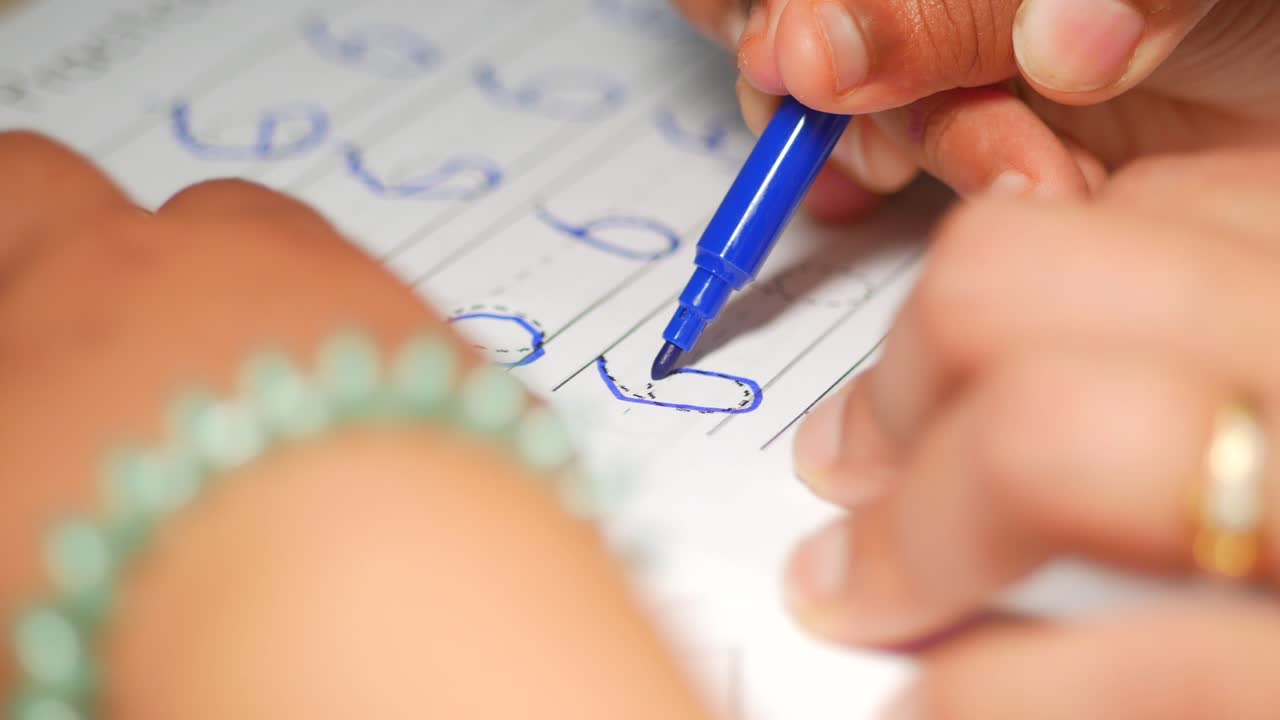 Kinderen oefenen met het schrijven van cijfers.